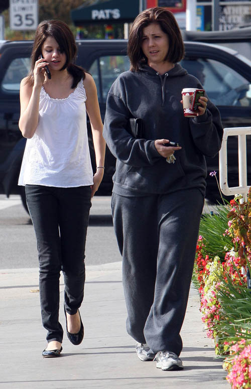 selena gomez mother. Selena Gomez spotted out with